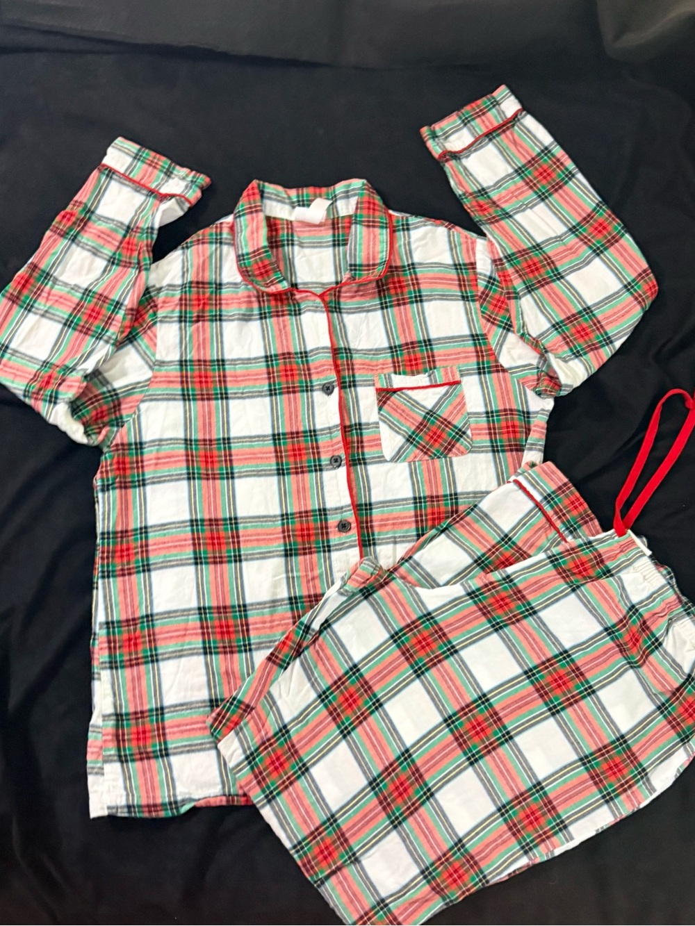 Womens plaid Pajama Set Long Sleeve
Button top elastic drawstring Pants size Lg